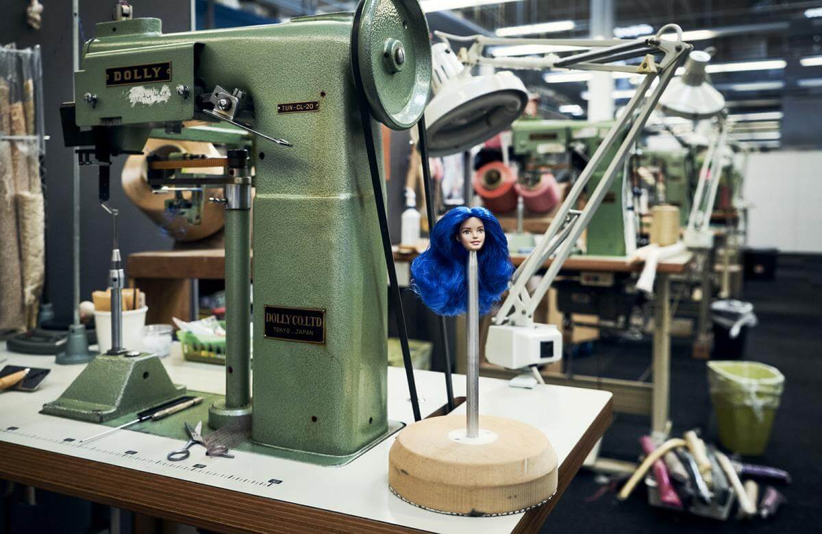 Maszyna w fabryce lalek, głowa lalki nabita na metalowy bolec
